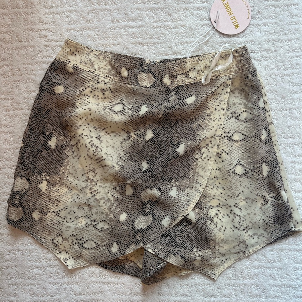 NWT Snakeskin print skort
